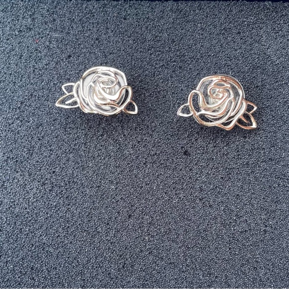 Sterling Silver Floral Earrings with Intricate Design NIB - Picture 3 of 9
